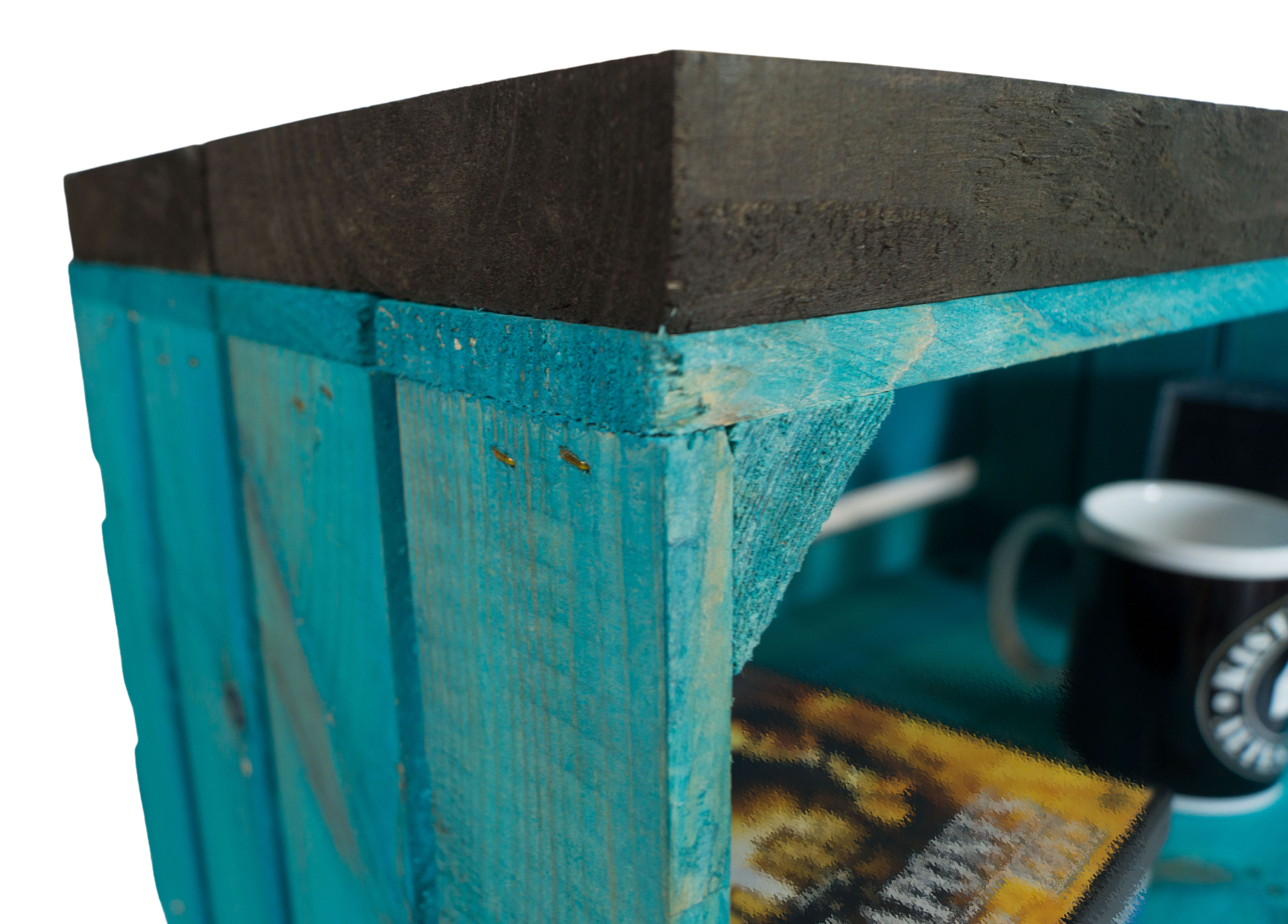 Banc turquoise avec siège en planches épaisses de bois noir