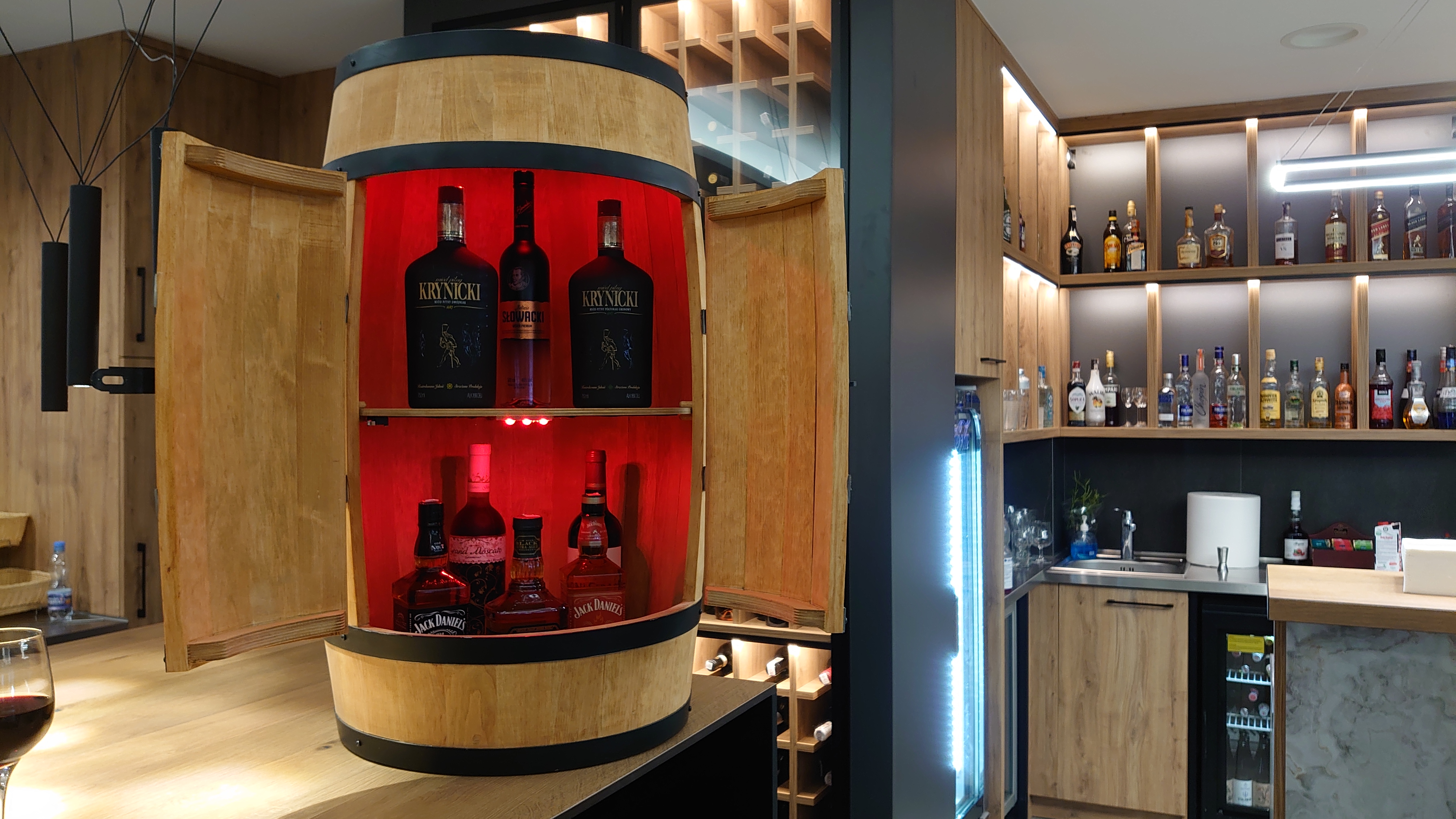 Holzfass mit Türen in heller Eichenoptik Hausbar mit LED – Rustikale Minibar im Weinfass Design – Weinregal & Flaschenständer aus Holz – Vintage Fassbar für Wohnzimmer, Bar oder Partykeller – ca. 80 cm #1 LED Mehrfarbig