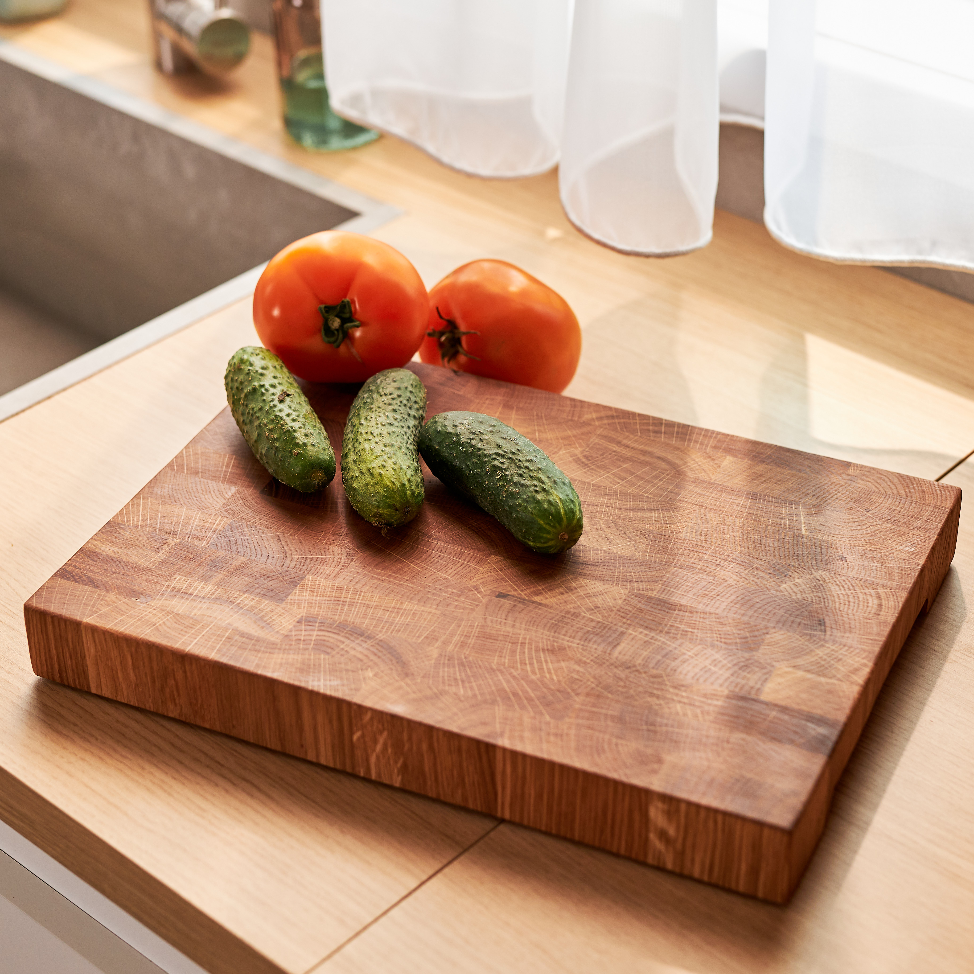 Schneidebrett aus Eichenholz / Stirnholz / Holzbrett mit Untersetzer / Ständer / Frühstücksbrett