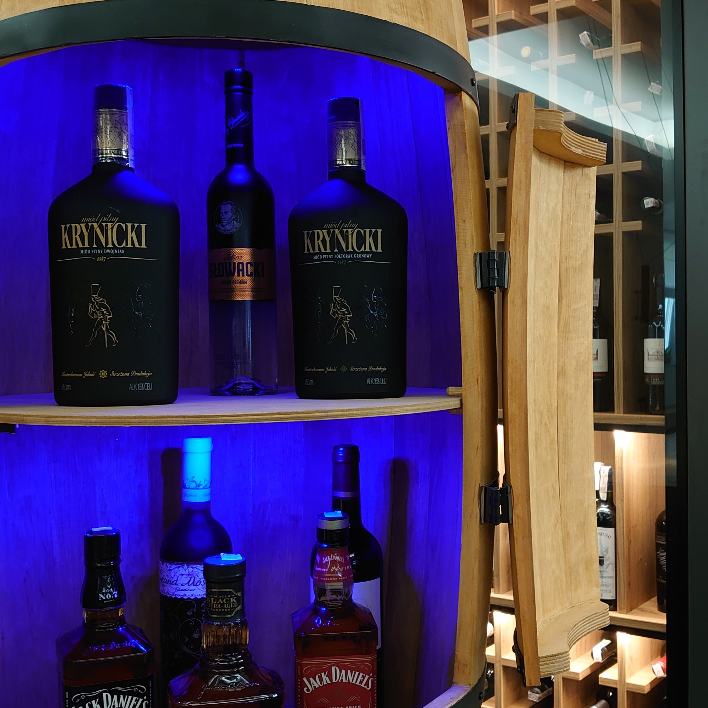 Holzfass mit Türen in heller Eichenoptik Hausbar mit LED – Rustikale Minibar im Weinfass Design – Weinregal & Flaschenständer aus Holz – Vintage Fassbar für Wohnzimmer, Bar oder Partykeller – ca. 80 cm #1 LED Mehrfarbig