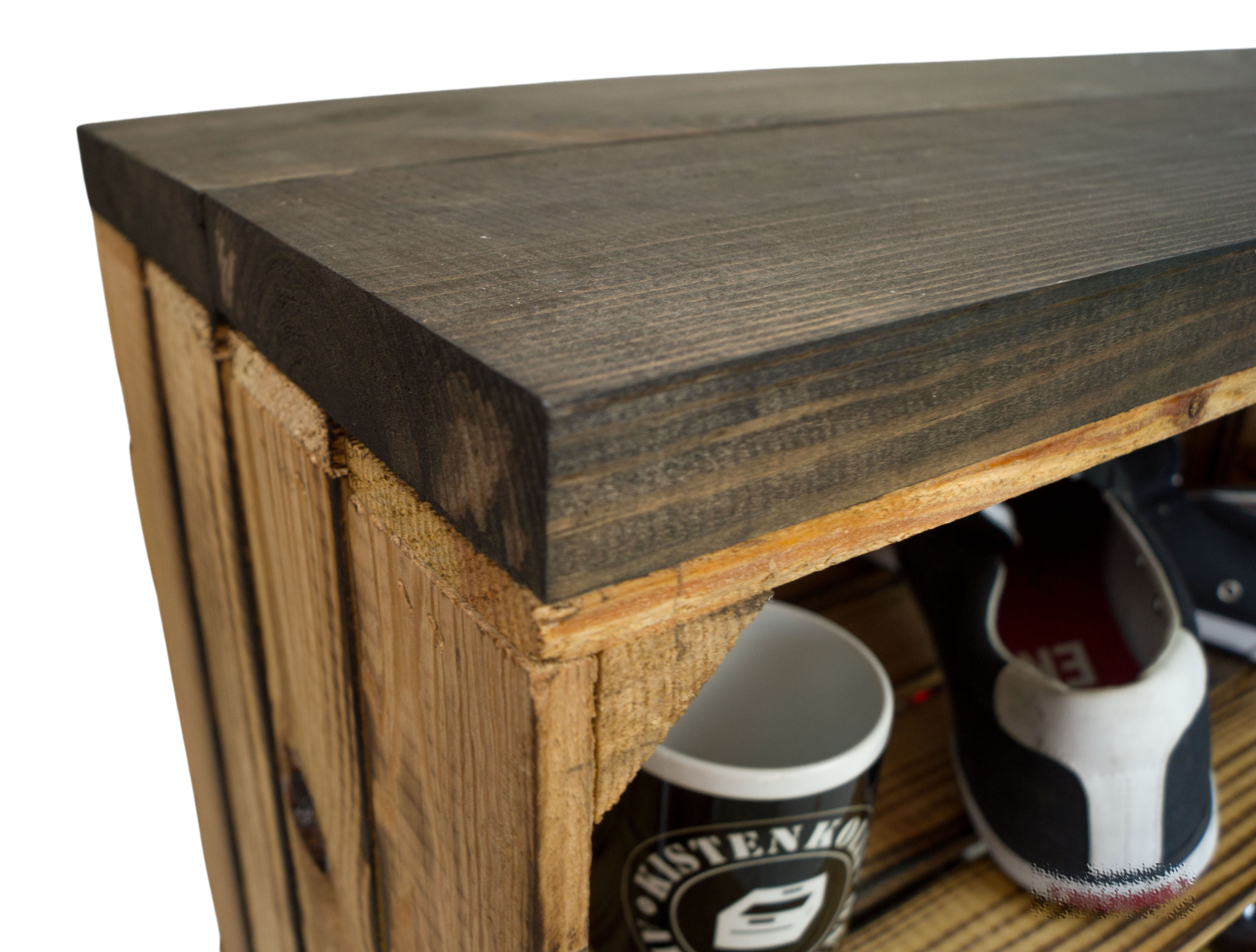 Banc flammé avec siège en planches épaisses de bois noir