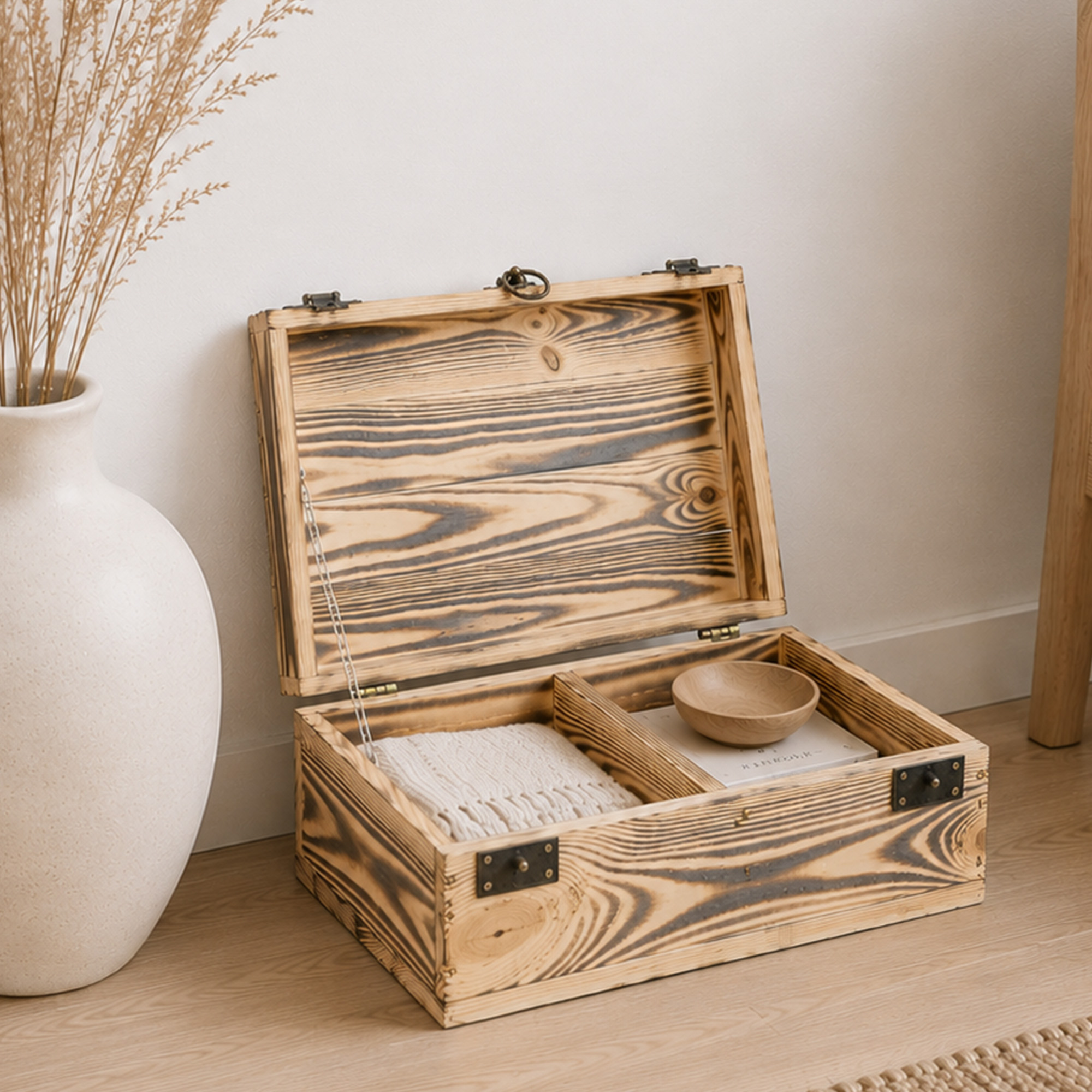 Rustikale Holztruhe mit Löwenkopfgriff – 40 x 30 x 16 cm | Schatztruhe aus Massivholz Geflammt