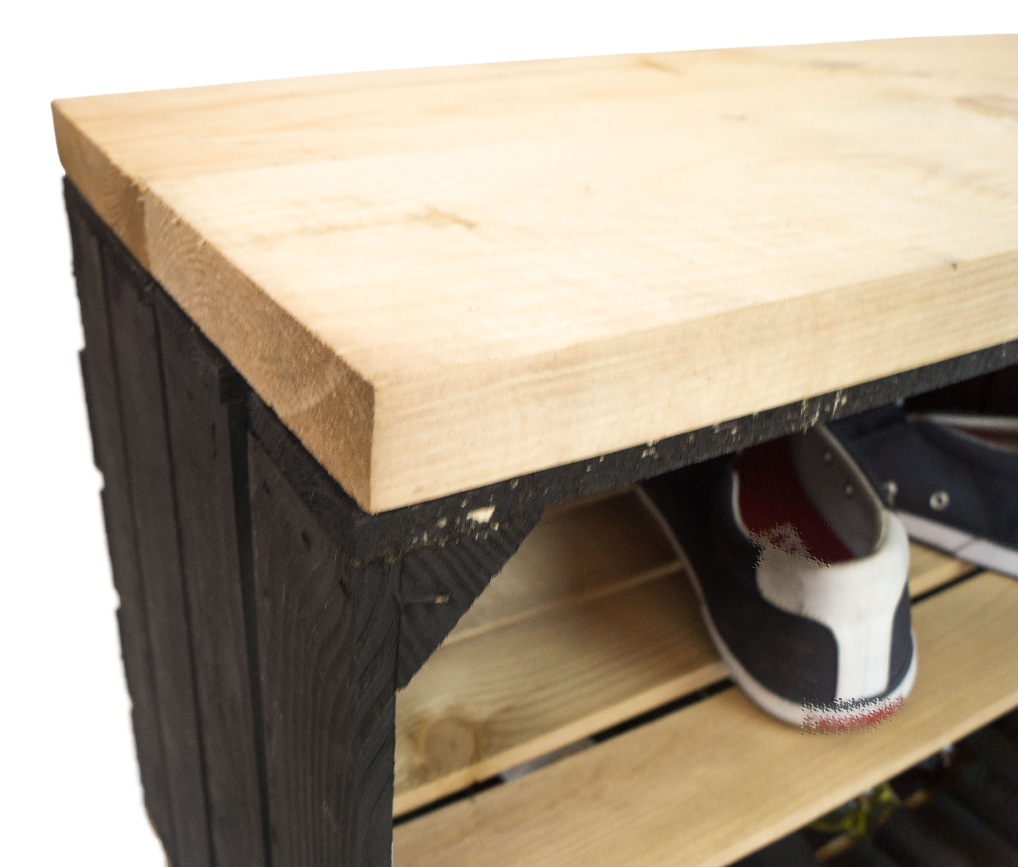 Banc noir avec siège en planches de bois épaisses nature avec planche centrale nature