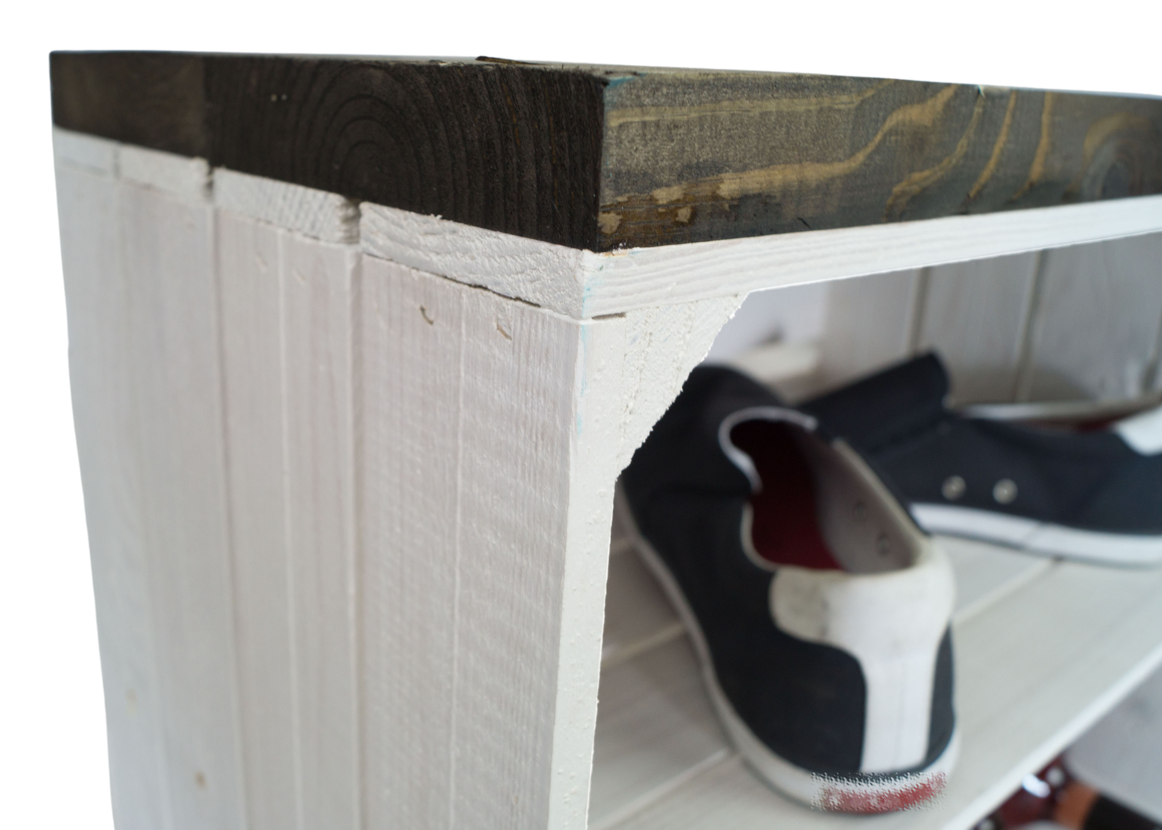 Banc blanc avec siège en planches épaisses de bois noir