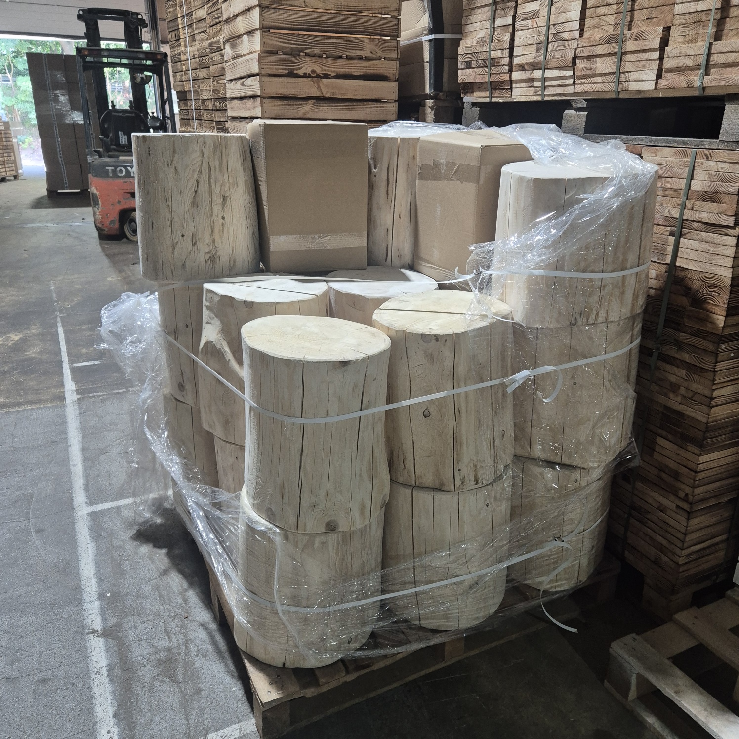 grosser Holzstamm Sitzhocker gehobelt Höhe ca 40-42cm Durchmesser ca 32-36cm