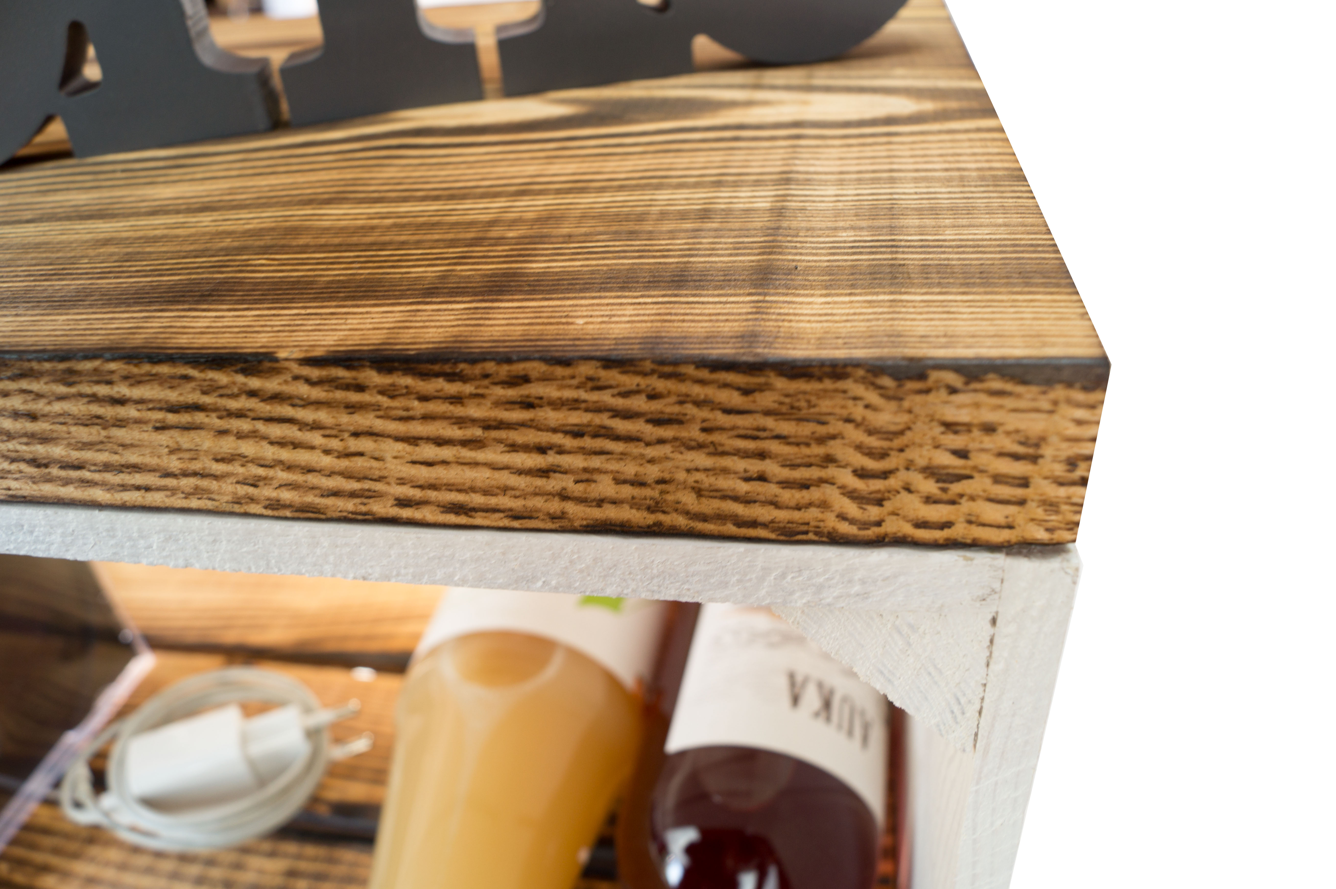 Nachttisch weiss  mit geflammten Holzplanken mit Mittelbrett weiss