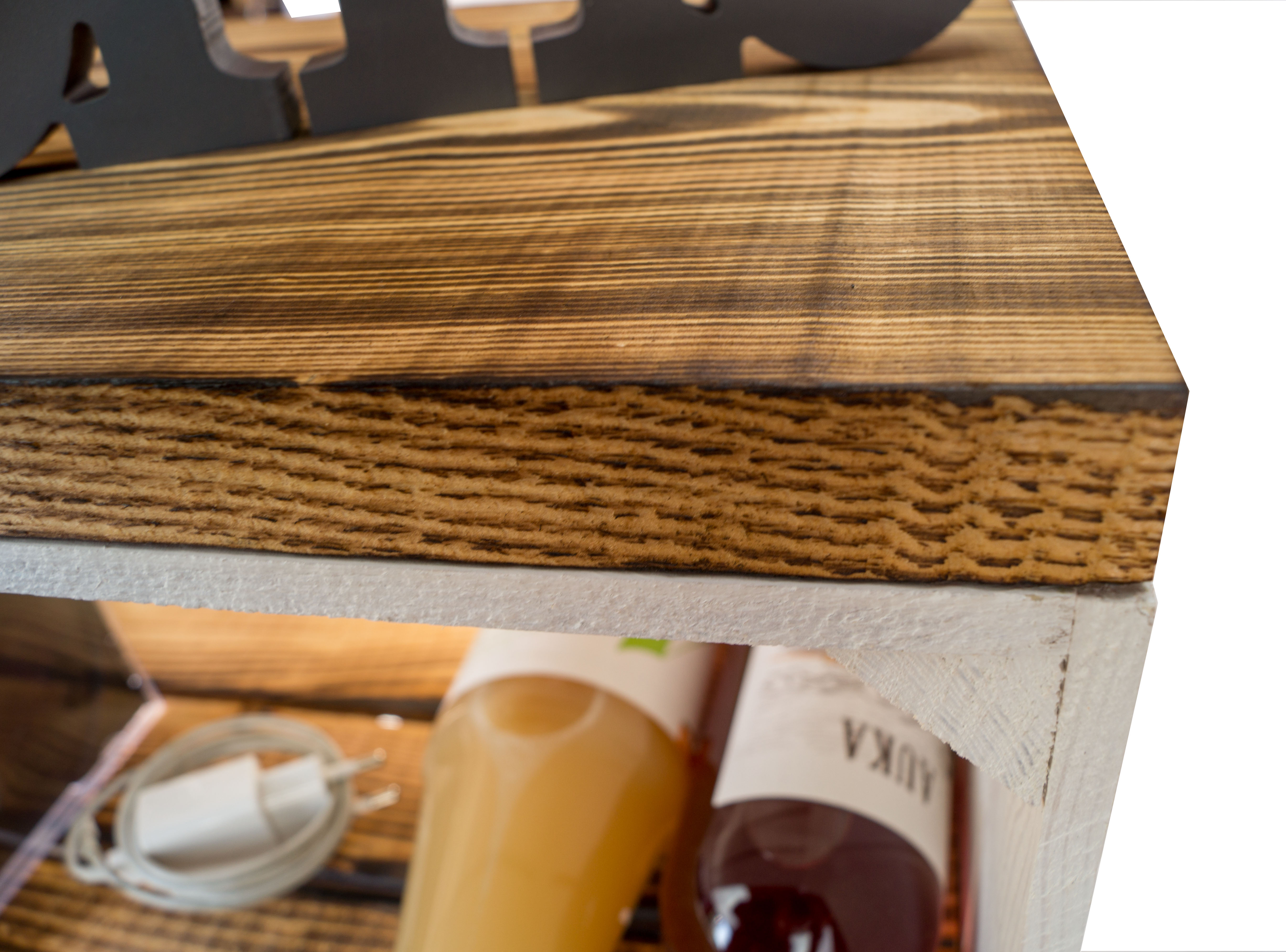 Nachttisch weiss  mit geflammten Holzplanken mit Mittelbrett geflammt