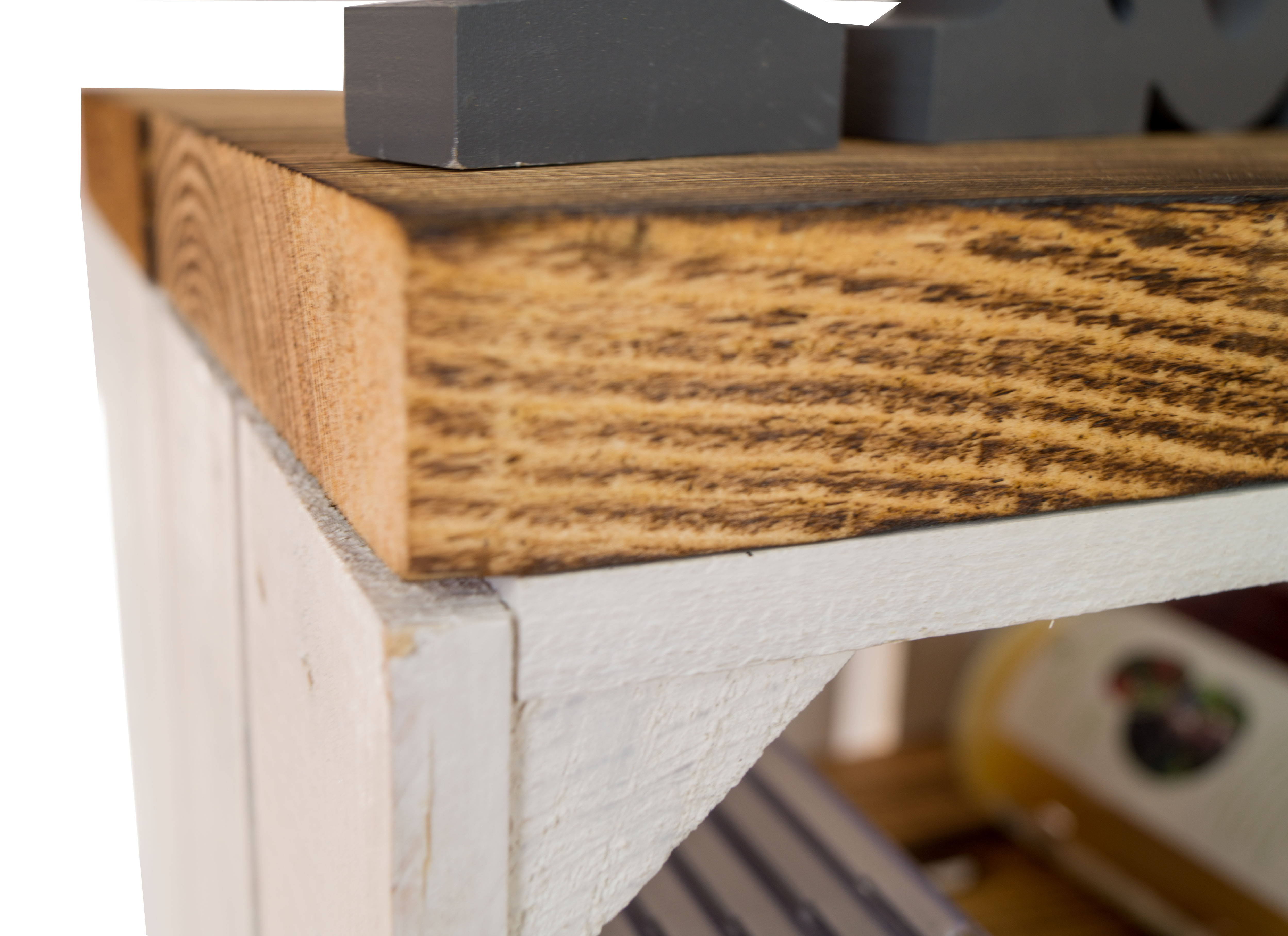 Nachttisch weiss  mit geflammten Holzplanken mit Mittelbrett geflammt