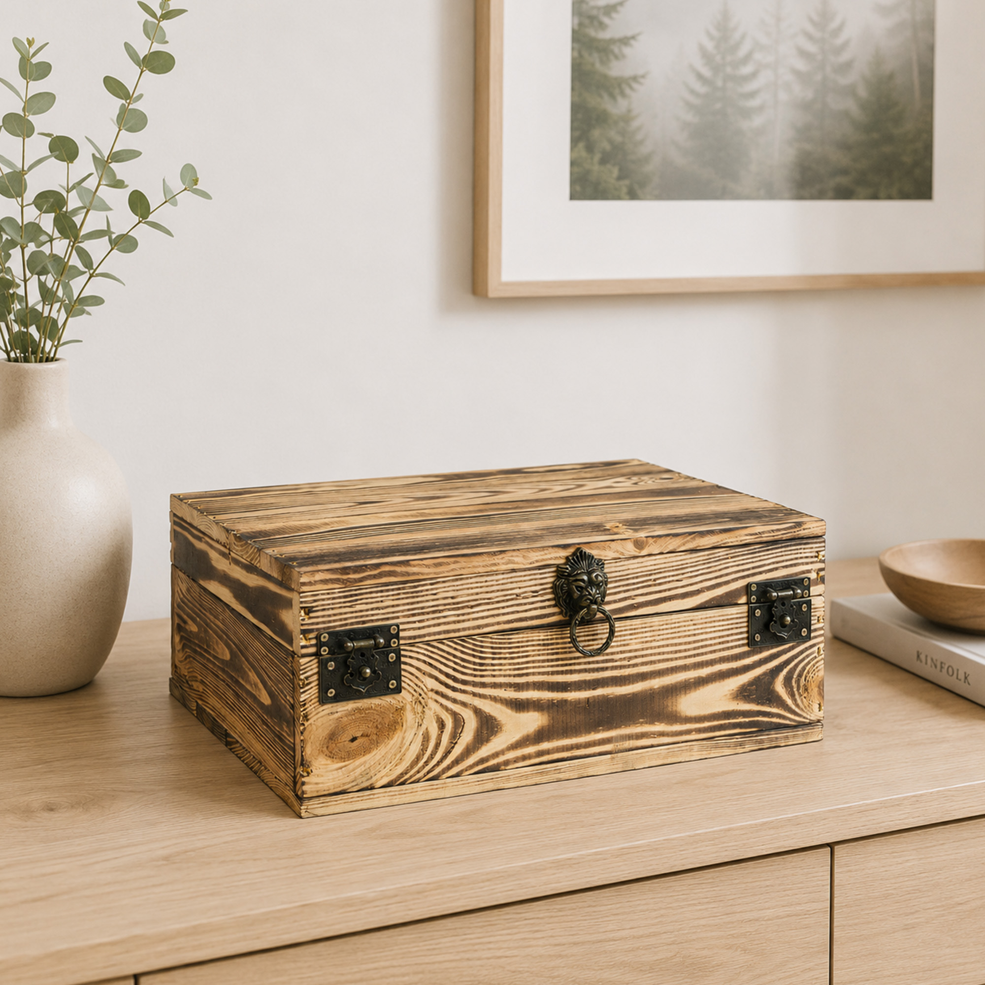 Rustikale Holztruhe mit Löwenkopfgriff – 40 x 30 x 16 cm | Schatztruhe aus Massivholz Geflammt
