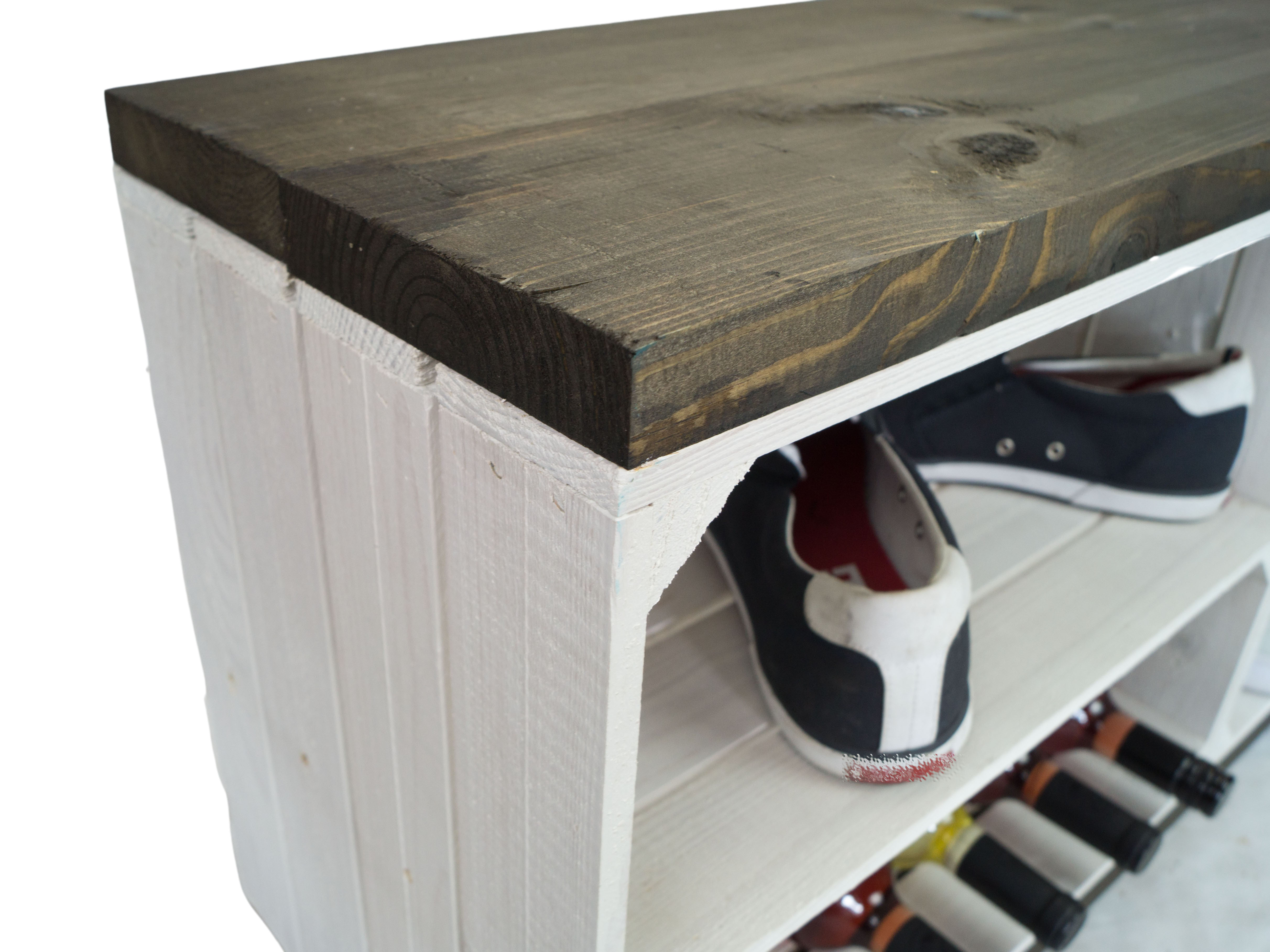 Banc blanc avec siège en planches épaisses de bois noir