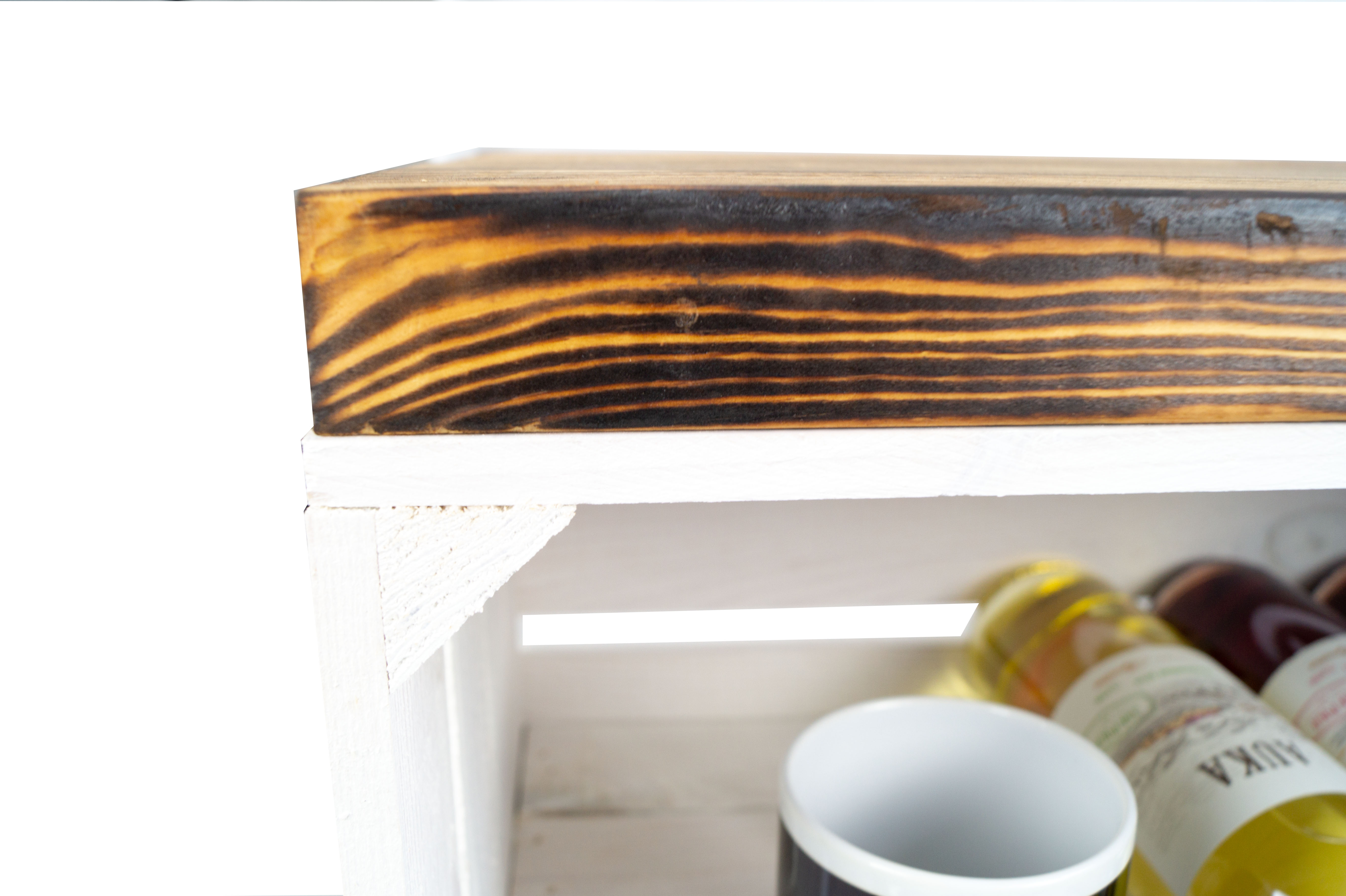Banc blanc avec assise en planches de bois épaisses flammées avec planche centrale blanche