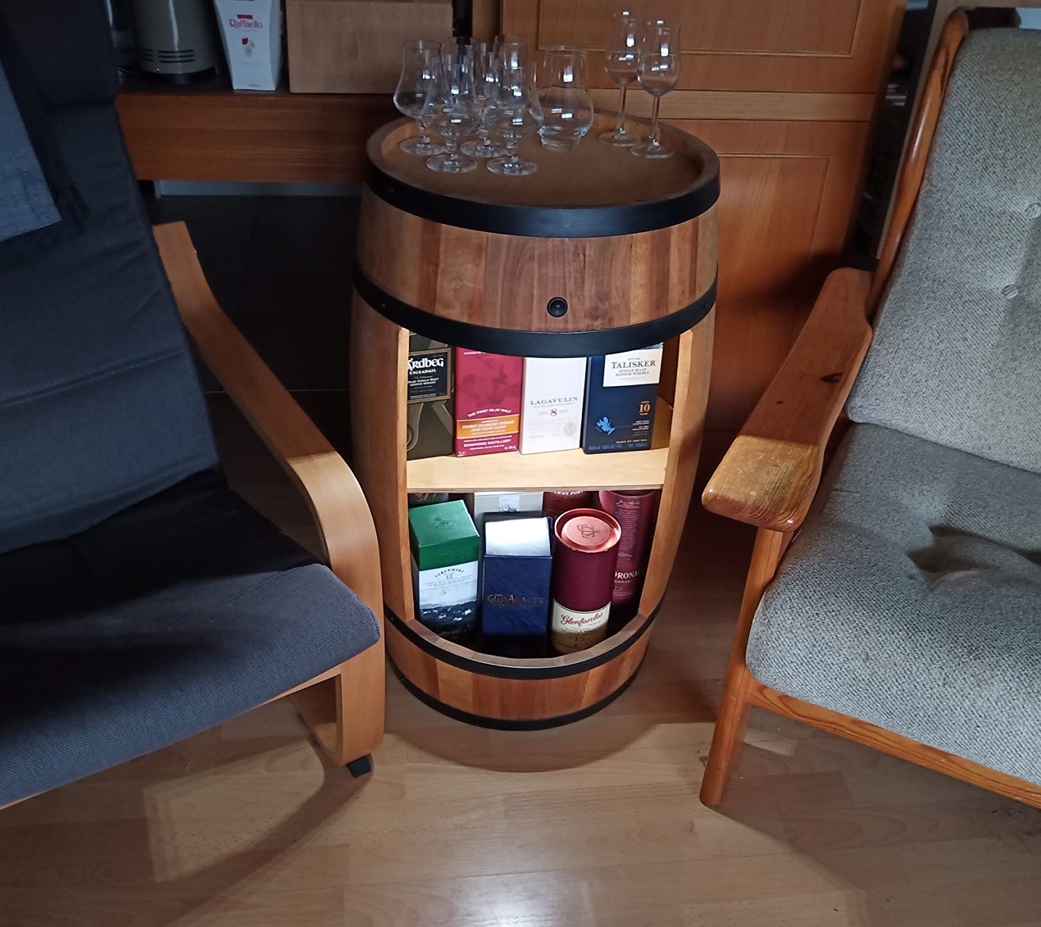 Holzfass in heller Eichenoptik Hausbar mit LED – Rustikale Minibar im Weinfass Design – Weinregal & Flaschenständer aus Holz – Vintage Fassbar für Wohnzimmer, Bar oder Partykeller – ca. 80 cm LED Einfarbig