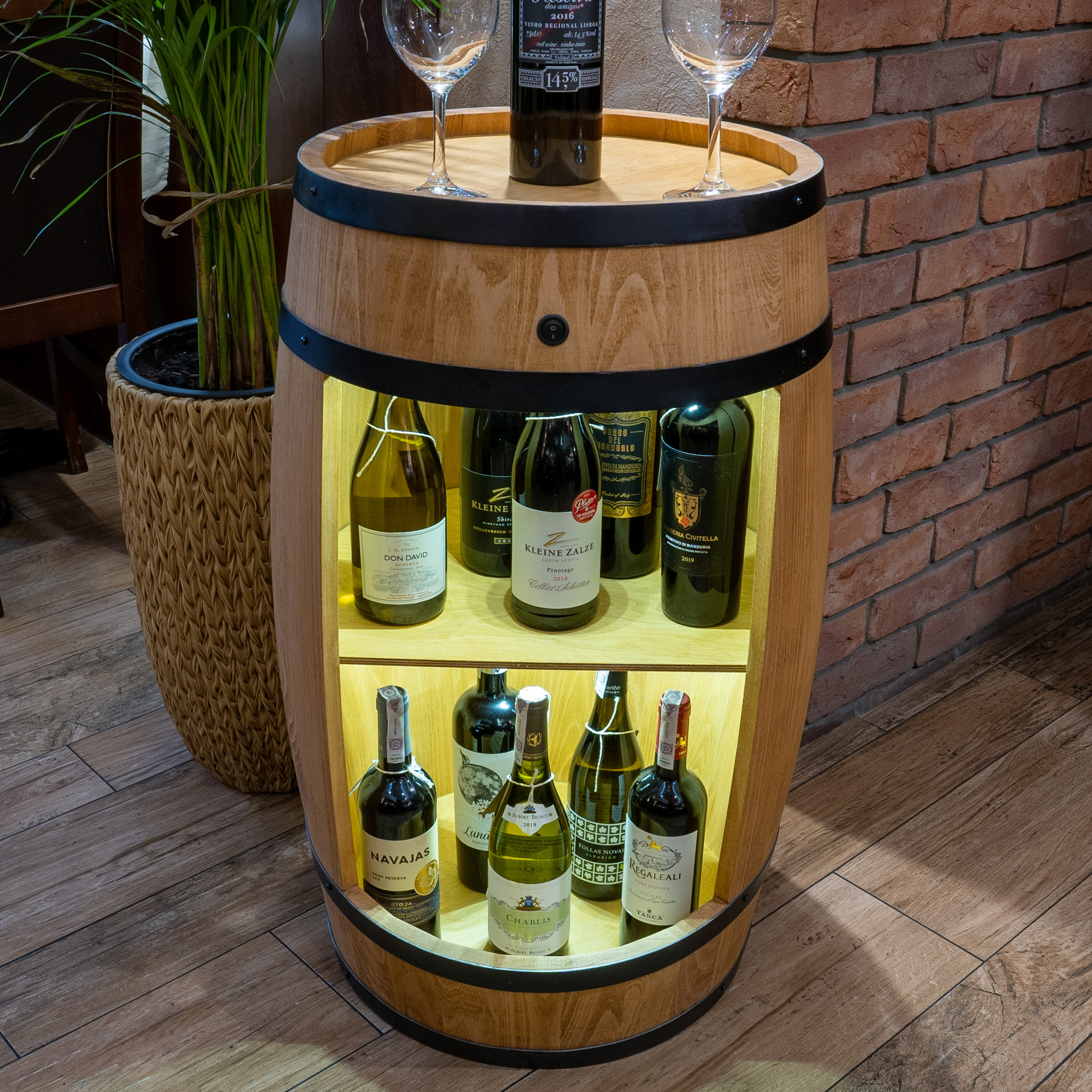 Holzfass in heller Eichenoptik Hausbar mit LED – Rustikale Minibar im Weinfass Design – Weinregal & Flaschenständer aus Holz – Vintage Fassbar für Wohnzimmer, Bar oder Partykeller – ca. 80 cm LED Mehrfarbig