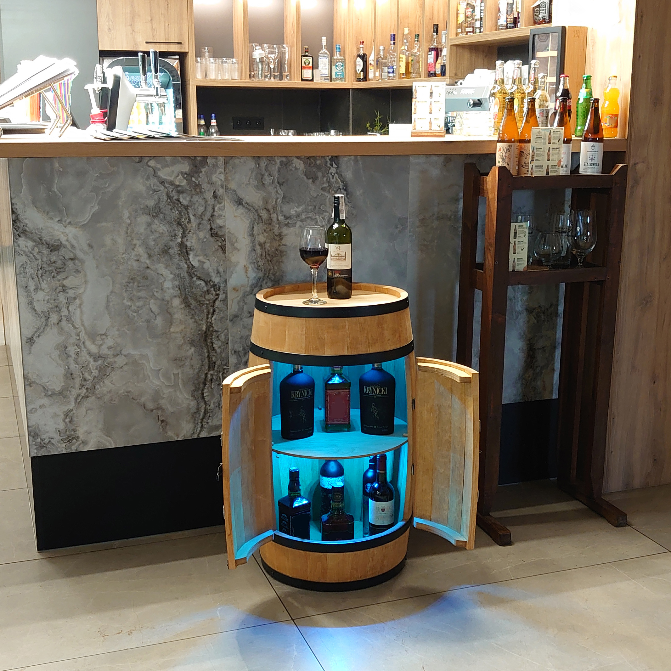 Holzfass mit Türen in heller Eichenoptik Hausbar mit LED – Rustikale Minibar im Weinfass Design – Weinregal & Flaschenständer aus Holz – Vintage Fassbar für Wohnzimmer, Bar oder Partykeller – ca. 80 cm #1 LED Mehrfarbig