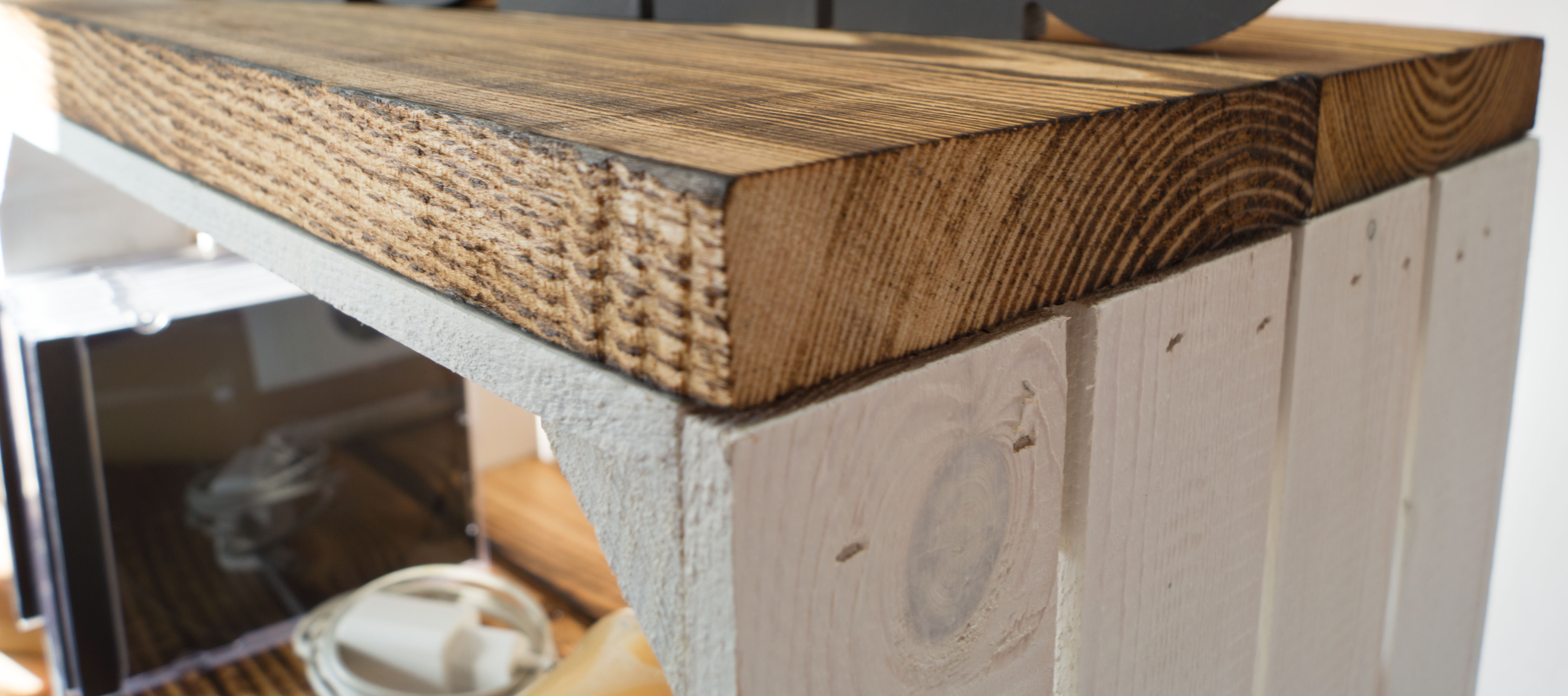 Nachttisch weiss  mit geflammten Holzplanken mit Mittelbrett weiss