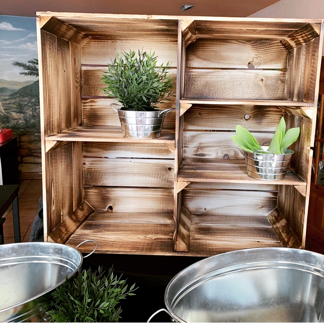 große Holzschrank geflammt