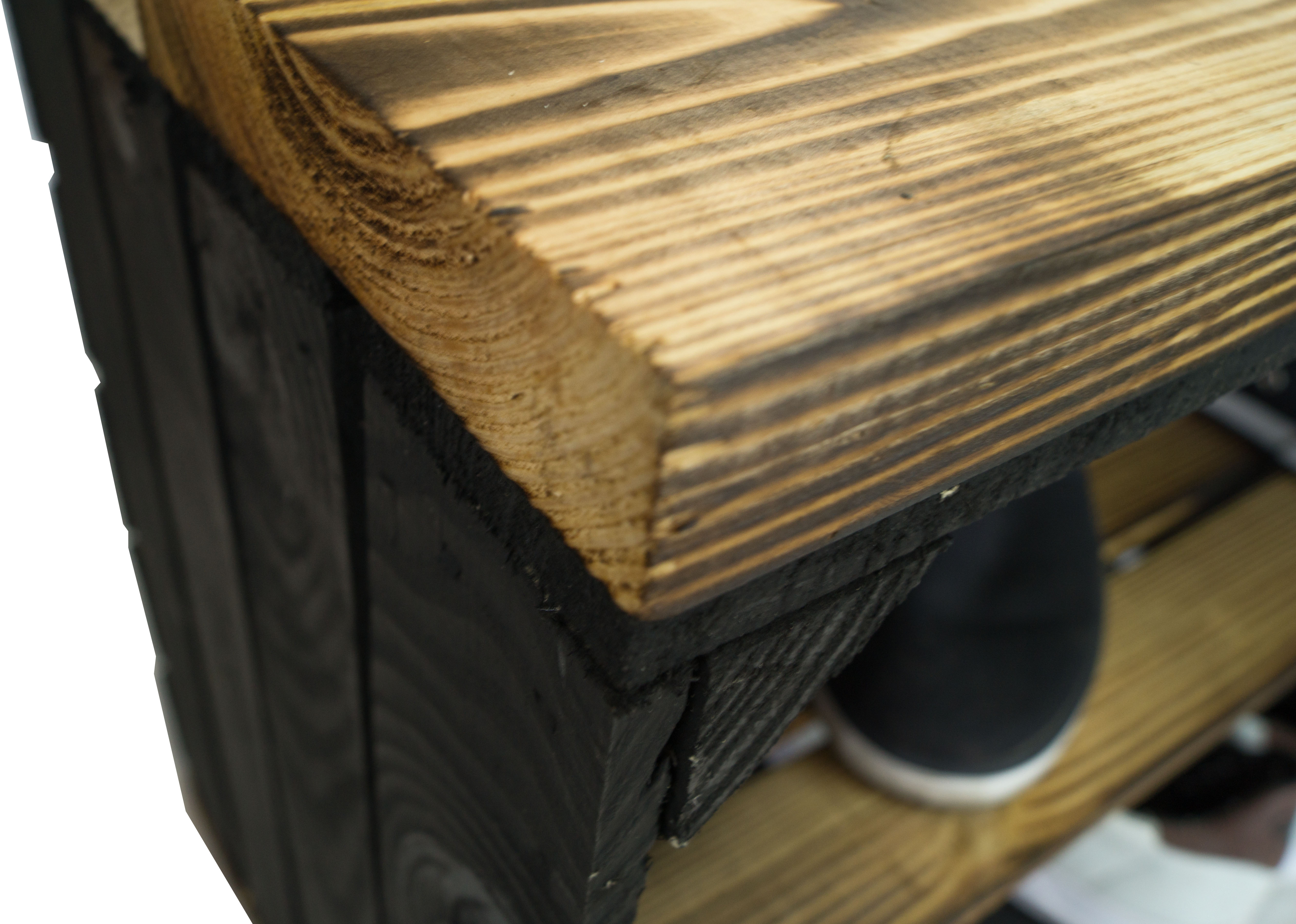 Banc noir avec assise en planches de bois épaisses flammées avec planche centrale flammée