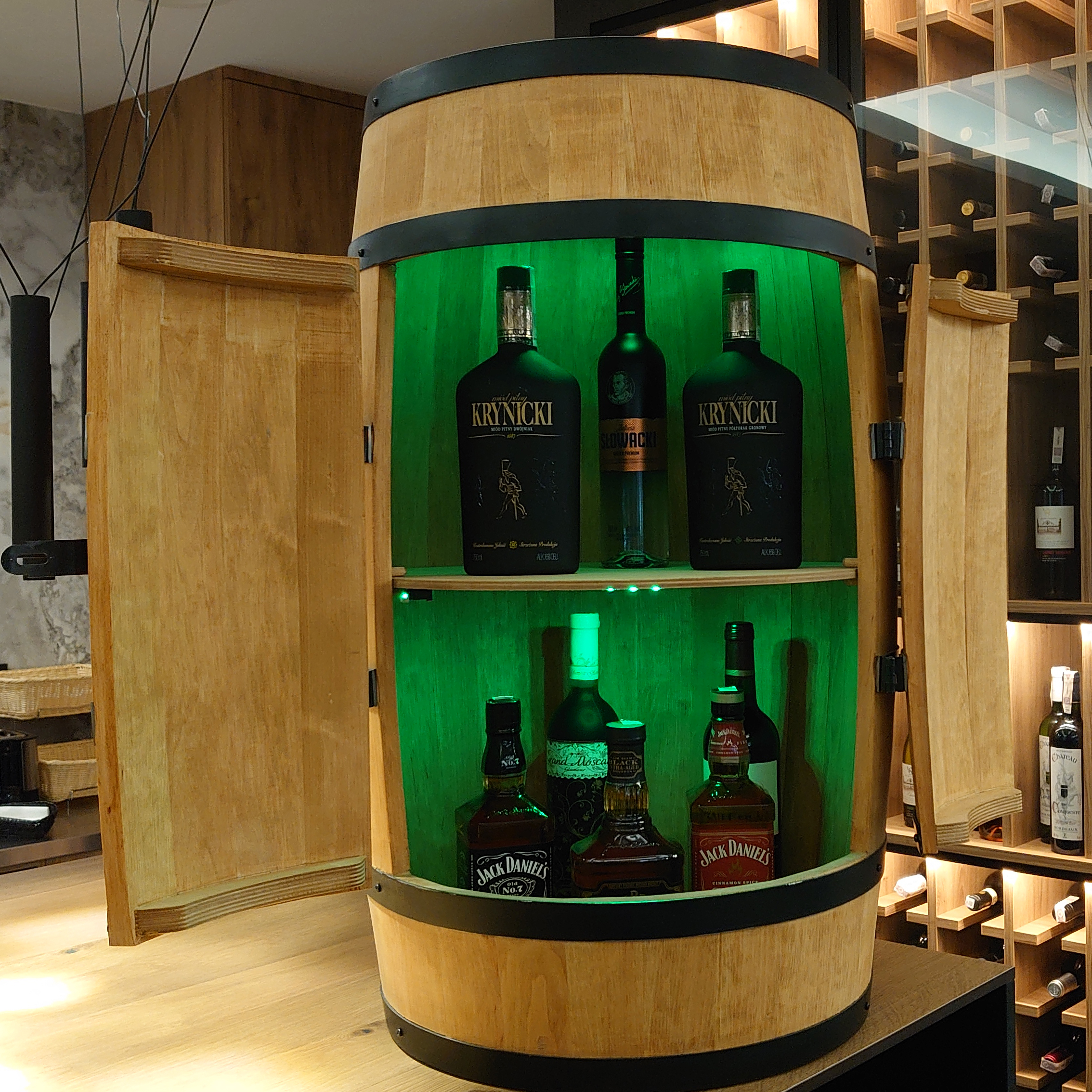 Holzfass mit Türen in heller Eichenoptik Hausbar mit LED – Rustikale Minibar im Weinfass Design – Weinregal & Flaschenständer aus Holz – Vintage Fassbar für Wohnzimmer, Bar oder Partykeller – ca. 80 cm #1 LED Mehrfarbig