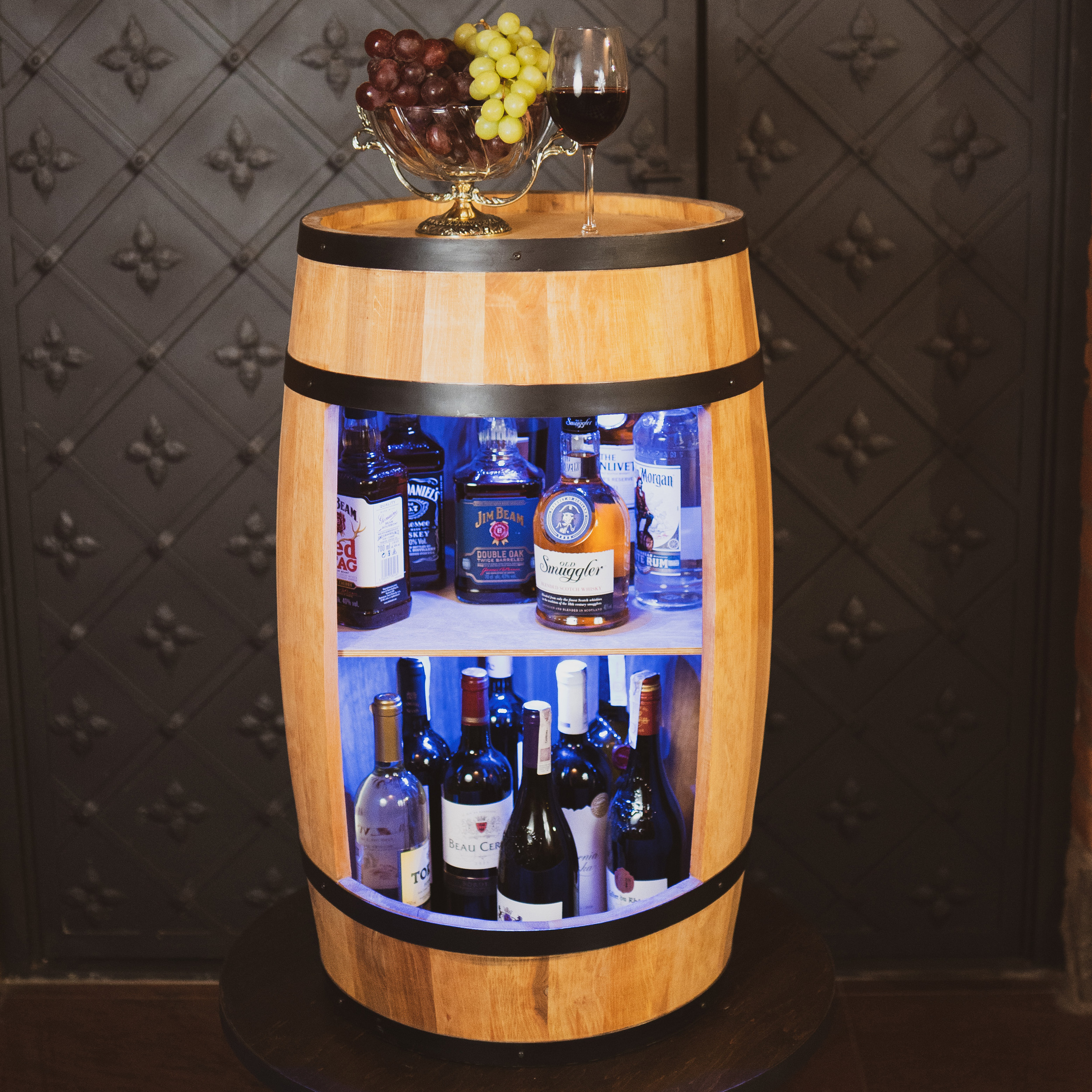 Holzfass mit Türen in heller Eichenoptik Hausbar mit LED – Rustikale Minibar im Weinfass Design – Weinregal & Flaschenständer aus Holz – Vintage Fassbar für Wohnzimmer, Bar oder Partykeller – ca. 80 cm #1 LED Mehrfarbig